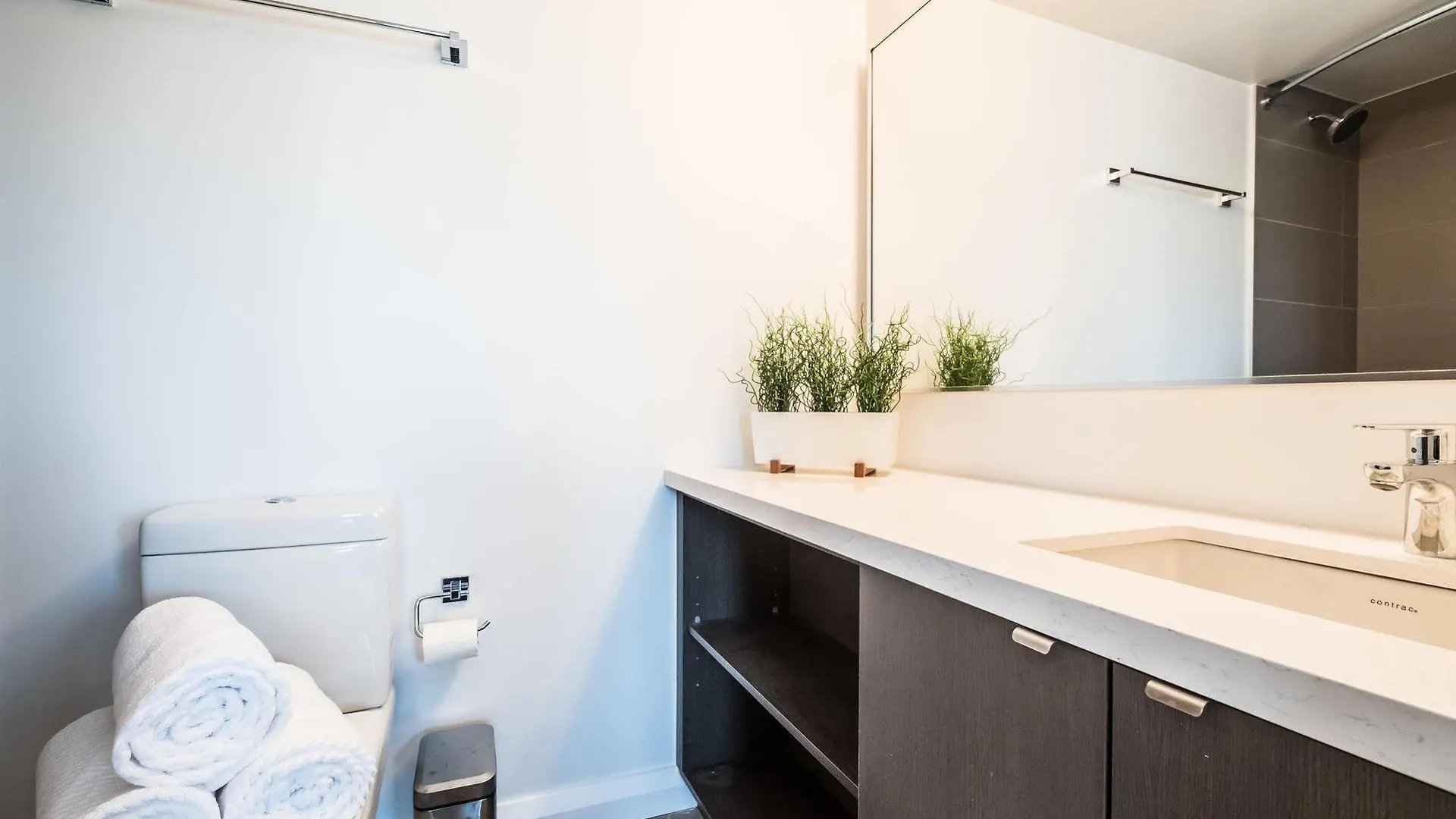 Quickstay - Luxury Executive In Yorkville Toronto Apartment